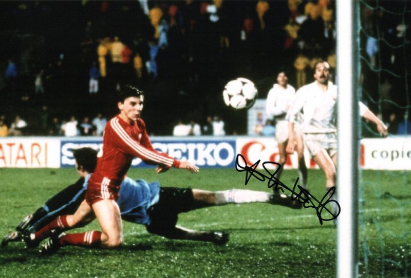John Hewitt, Aberdeen legend, 1983 ECWC, signed 12x8 inch photo.
