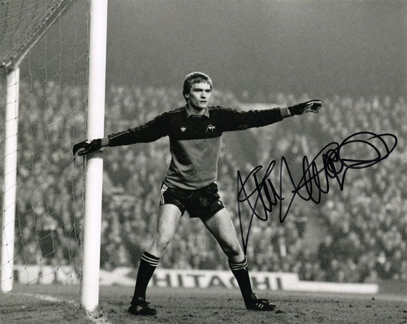 Jim Leighton, Aberdeen legend, signed 10x8 inch photo.