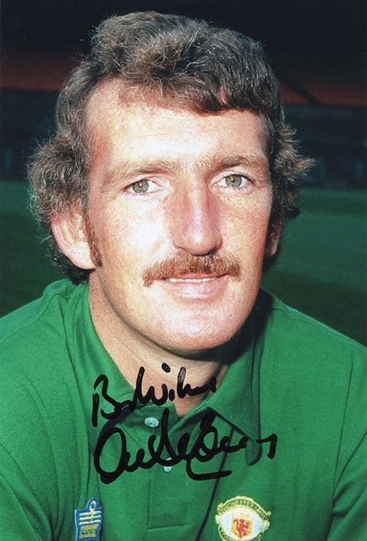 Alex Stepney, Manchester Utd legend, signed 12x8 inch photo.