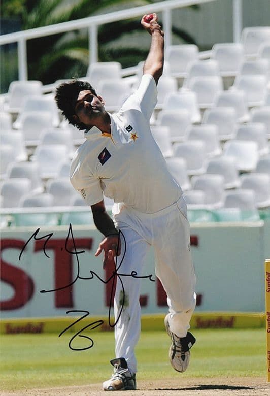 Mohammad Irfan, Pakistan, signed 12x8 inch photo. (2)