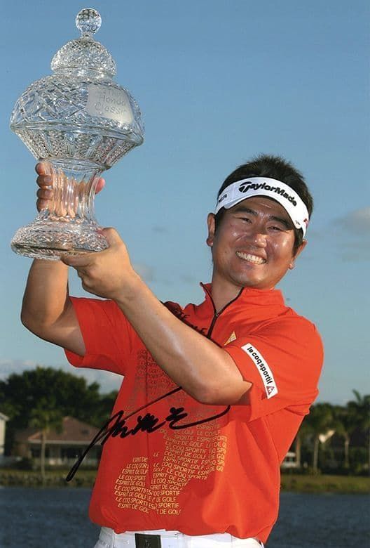Y.E. Yang, South Korean golfer, signed 12x8 inch photo. (2)