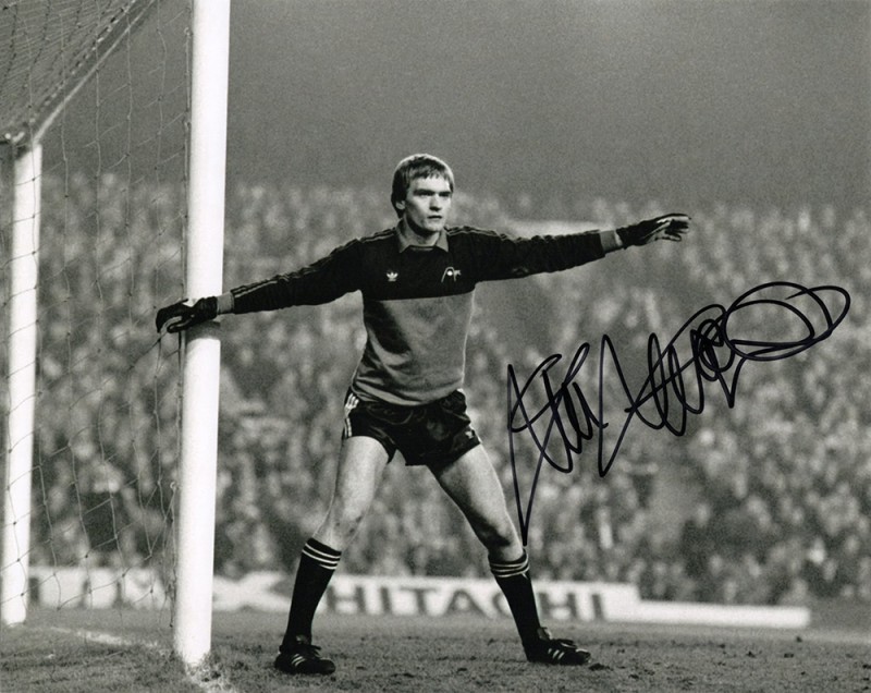 Jim Leighton, Aberdeen legend, signed 10x8 inch photo.