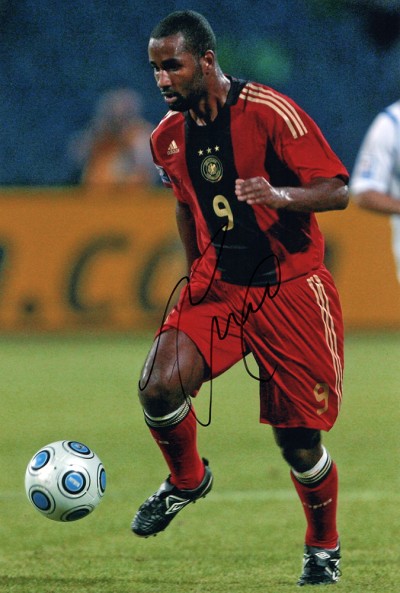 cacau, vfb stuttgart & germany, signed 12x8 inch photo.