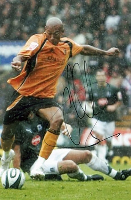 Chris Iwelumo, Wolves & Scotland, signed 6x4 inch photo.