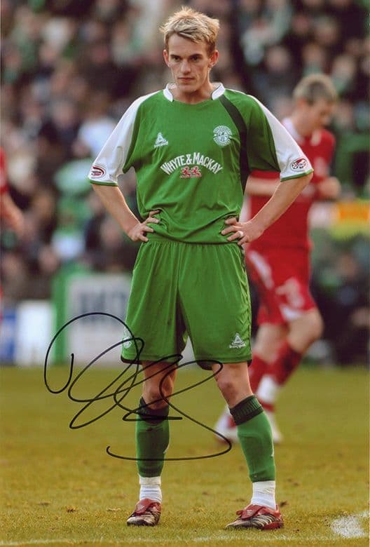 Dean Shiels, Hibernian, signed 12x8 inch photo.