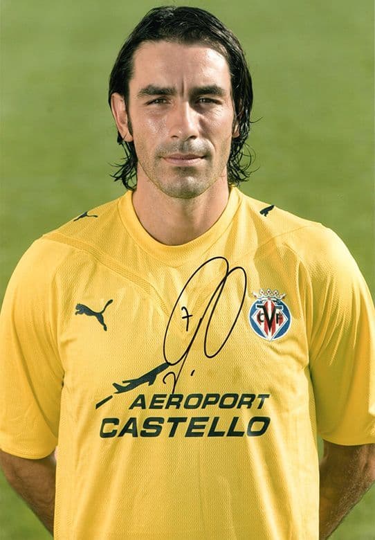Robert Pires, Villarreal & France, signed 12x8 inch photo.