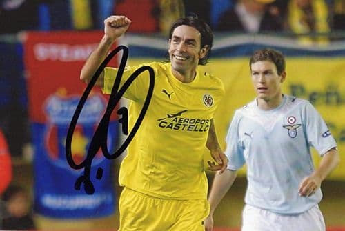 Robert Pires, Villarreal & France, signed 6x4 inch photo.