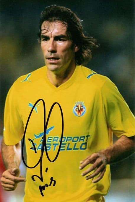 Robert Pires, Villarreal & France, signed 6x4 inch photo. (2)